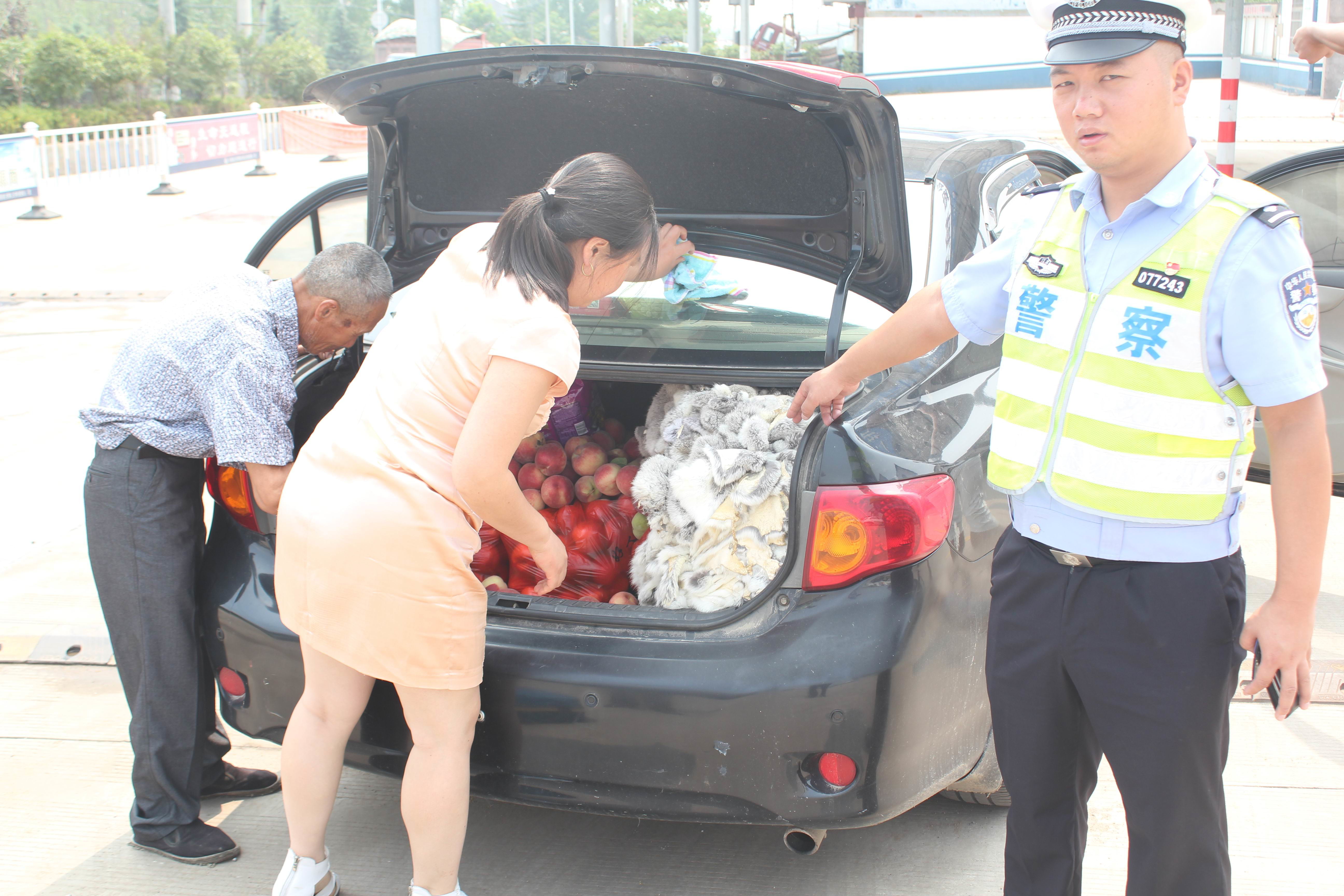 交通警察：高温“烤”验 挥汗坚守保畅通_看图王.jpg