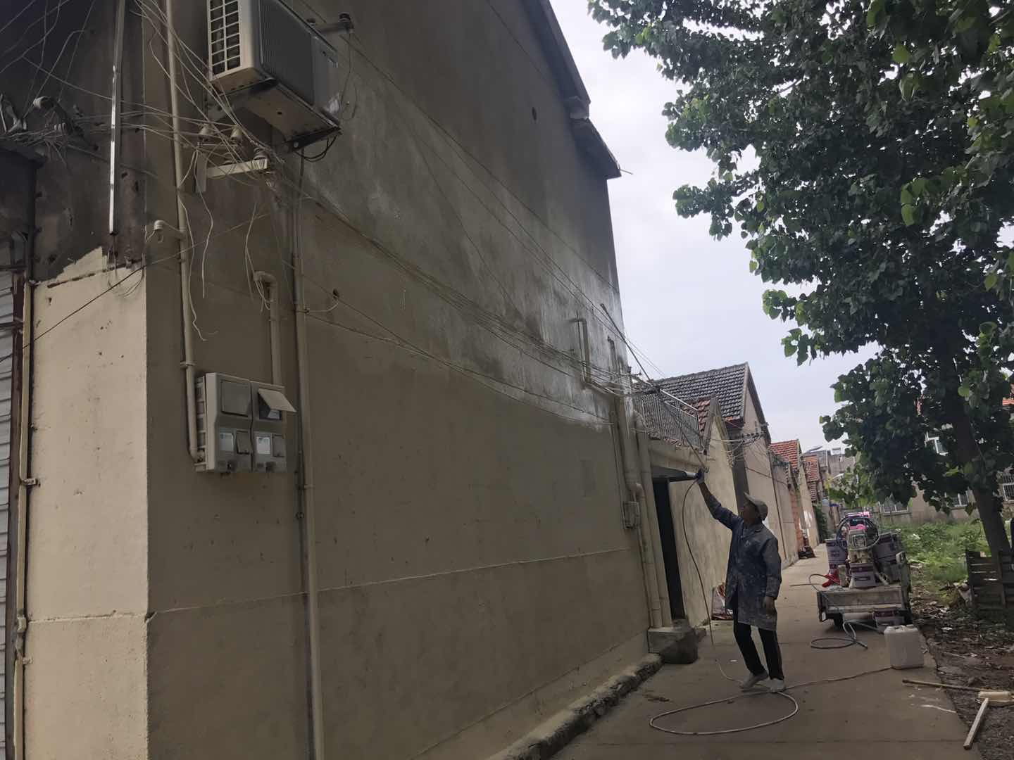 工作人员在喷涂墙面2_看图王.jpg