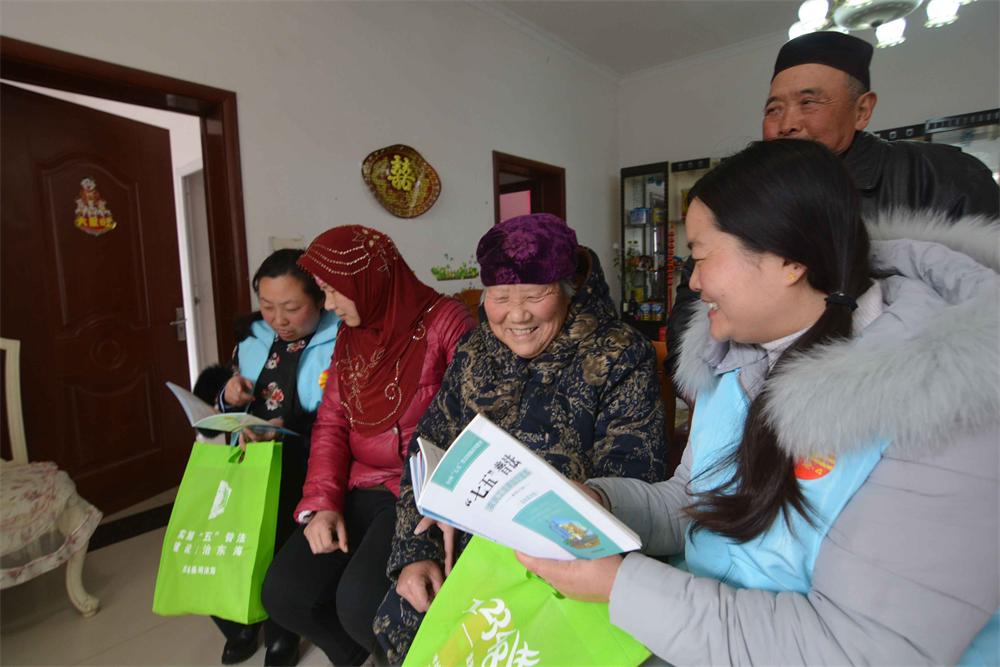 东海法治关爱送进少数民族家庭.jpg
